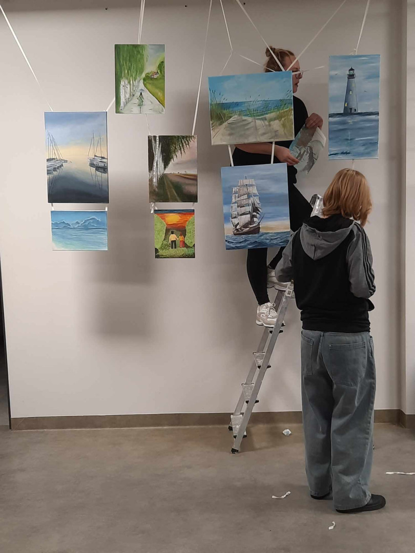 wystawa naszych pac z najmłodszą uczestniczką