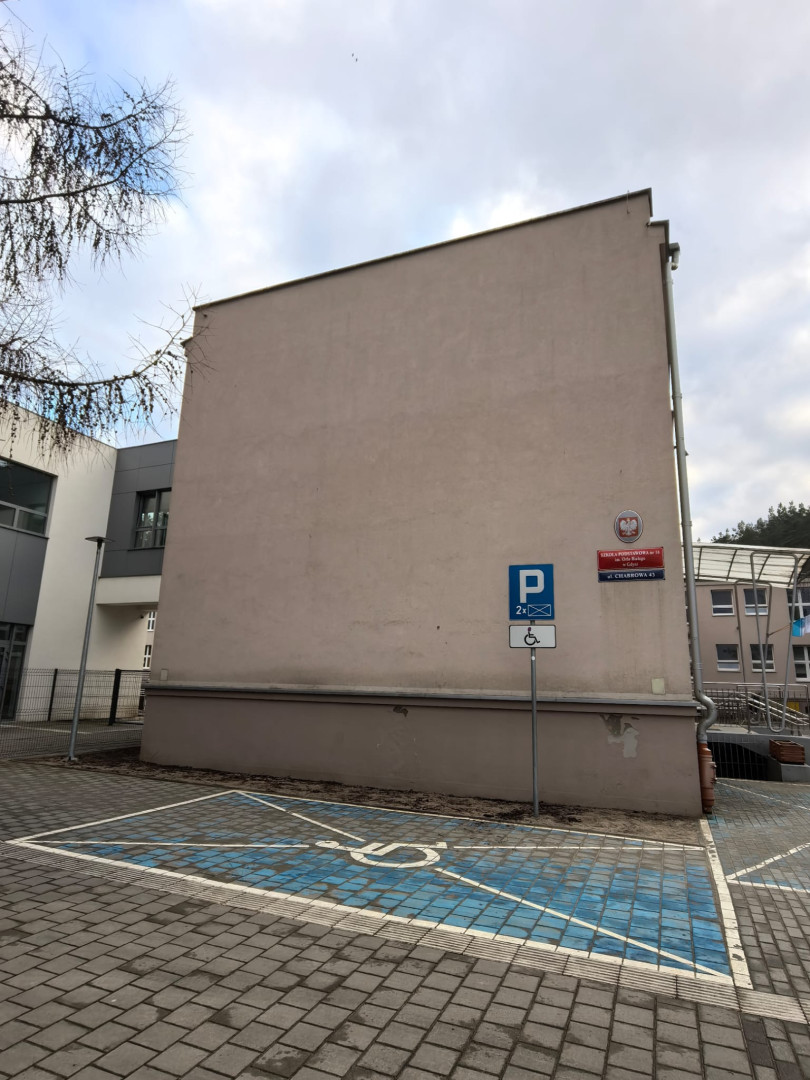 Ściana głównego budynku SP16