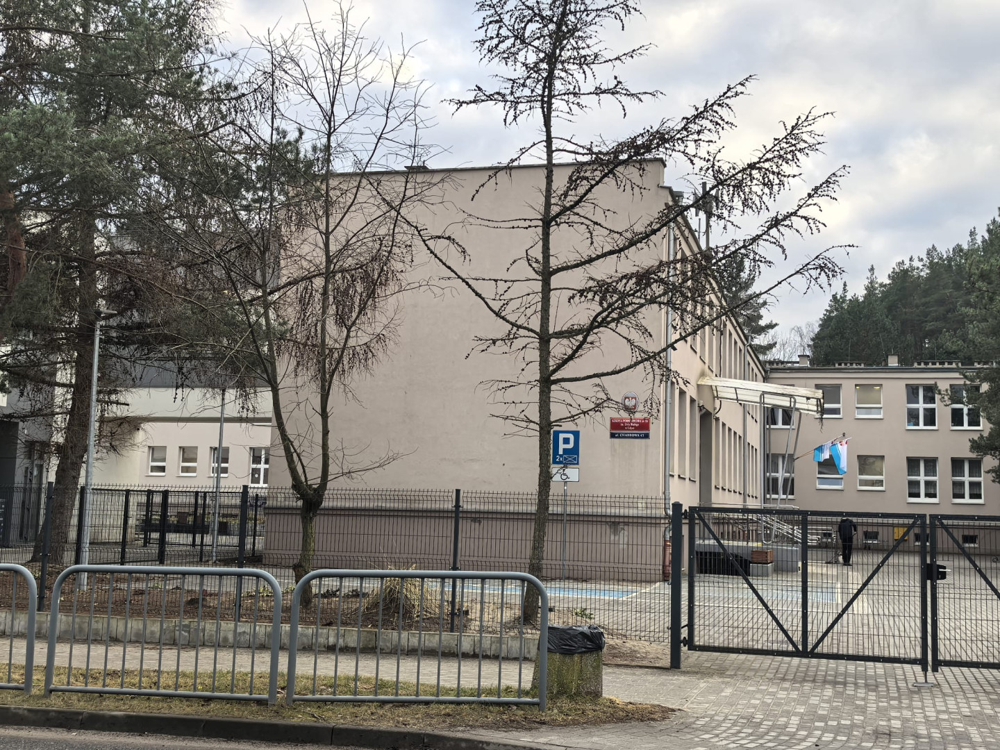 Ściana budynku SP16 widoczna z drugiej strony ul. Chabrowej