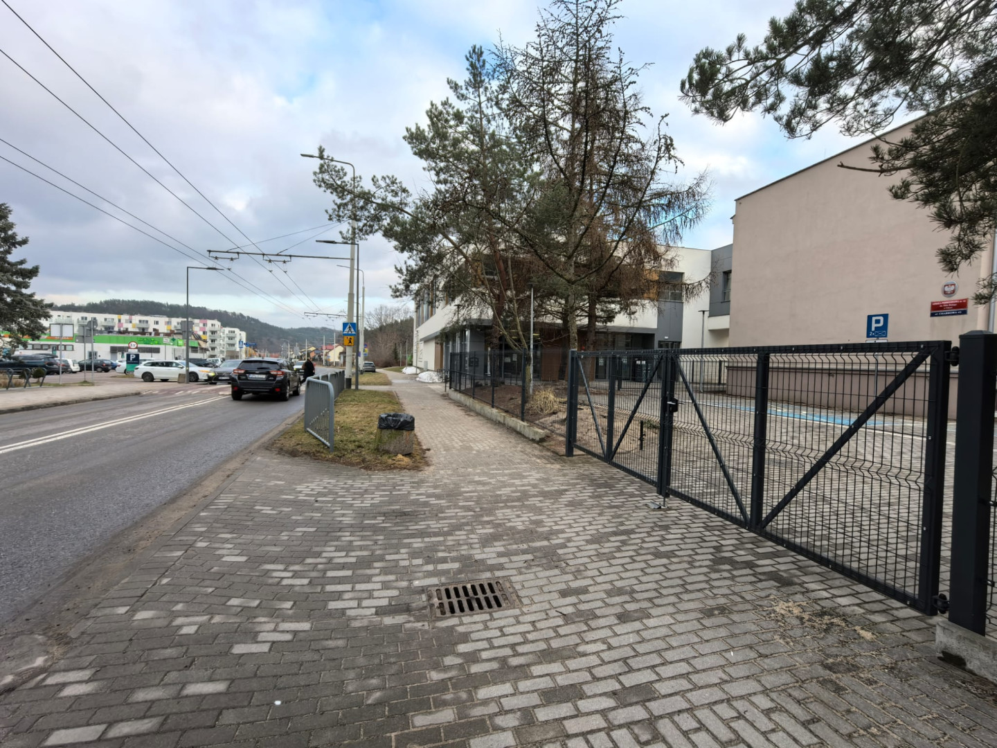 Ściana budynku SP16 na tle ul. Chabrowej